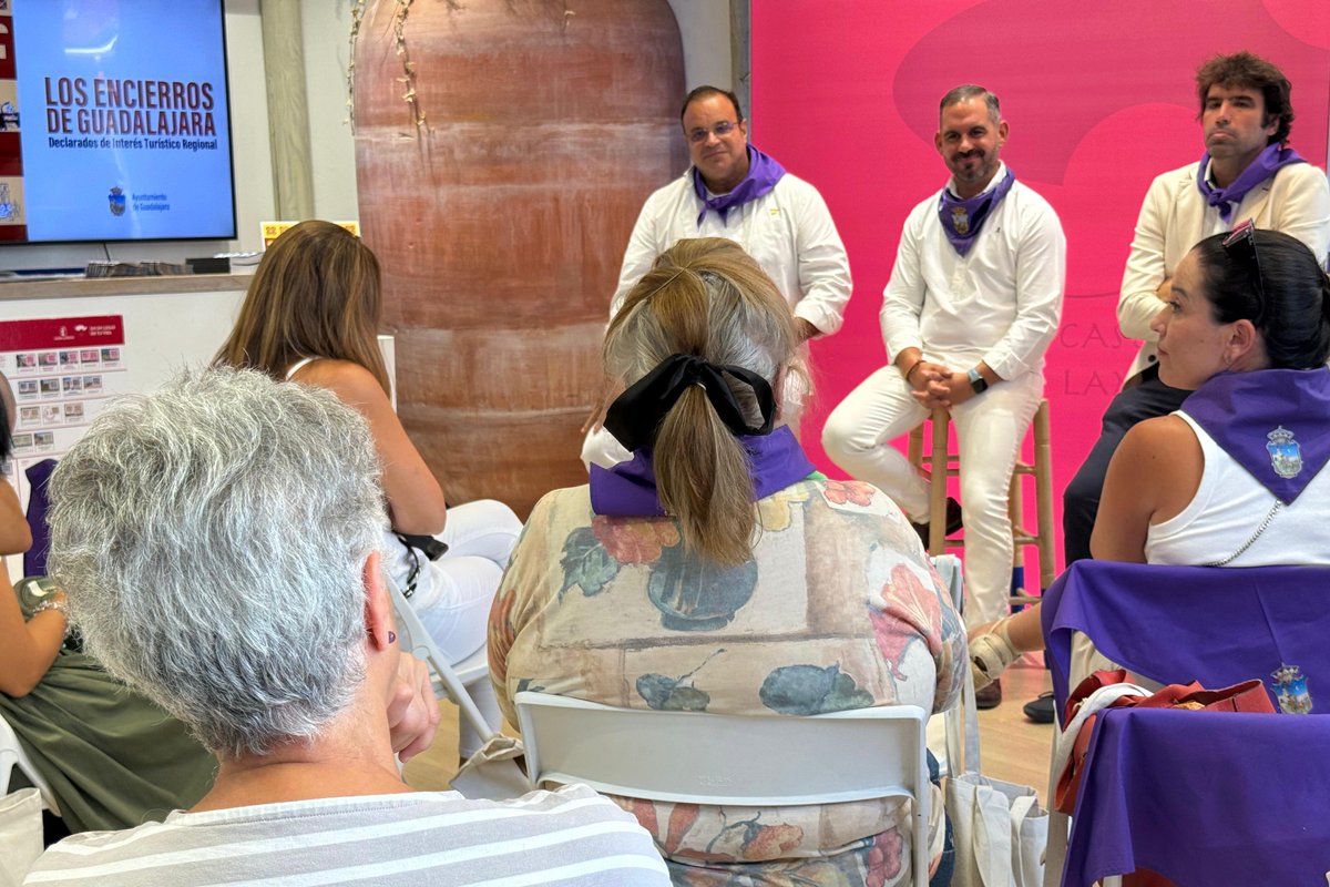 GuadalajaraAyto's tweet photo. ℹ️ El tercer teniente de alcalde y concejal de Festejos, Santiago López Pomeda, y el concejal de Turismo, Víctor Morejón han participado en un acto #promoción en la Oficina Turística de Castilla-La Mancha en la céntrica calle de Gran Vía. https://t.co/EkDOw2jd4W