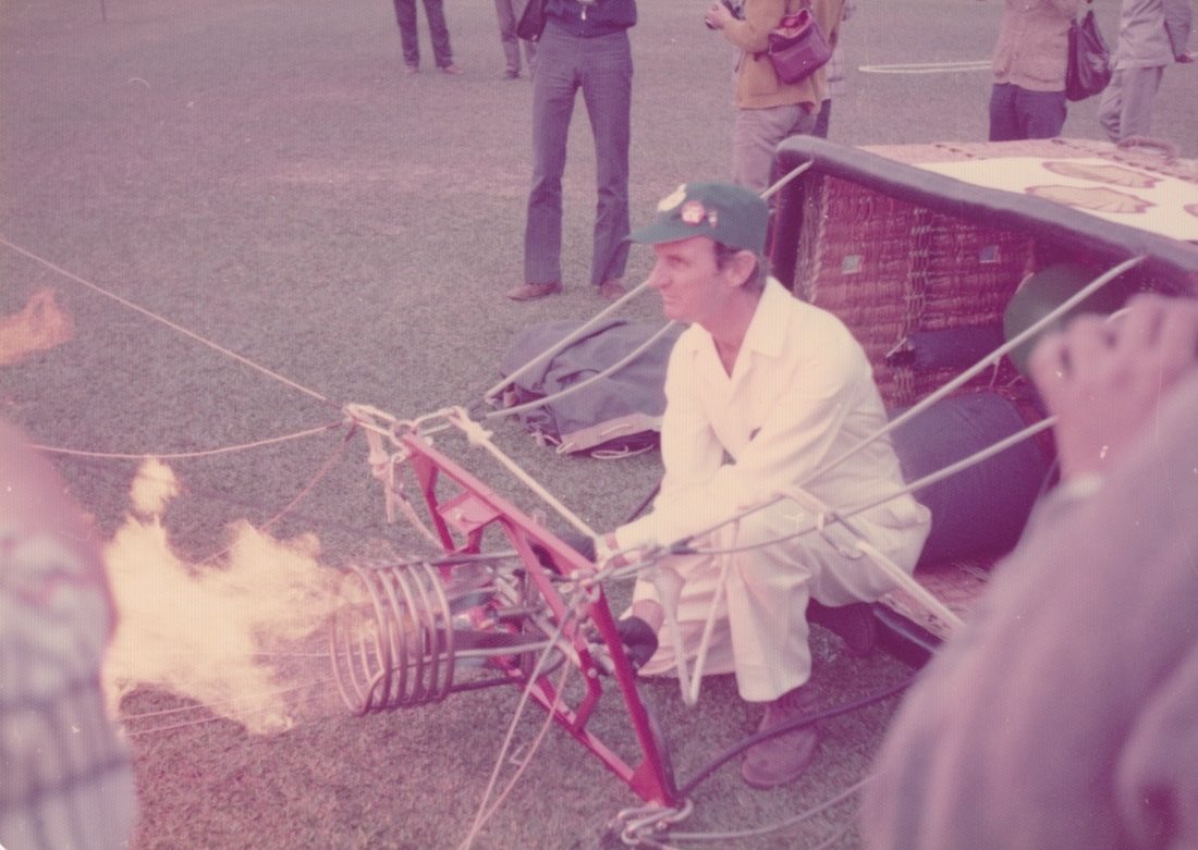 1974年，國泰航空喺香港木球會、立法局外以熱氣球宣傳