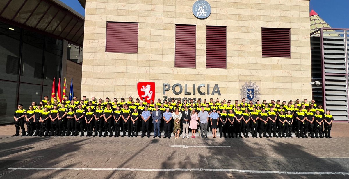💙👮👮 Queremos dar la bienvenida a los 104 aspirantes de la 25ª Promoción de Policía Local de #Zaragoza en un acto celebrado en nuestro Cuartel de La Paz, donde ha asistido la alcaldesa <a href="/ChuecaNatalia/">Natalia Chueca</a> y el Superintendente Jefe del Cuerpo.

Tras superar la primera fase de