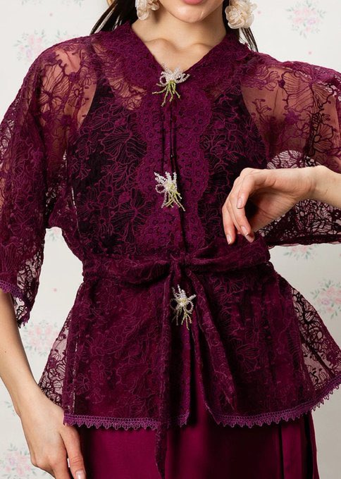 This is the prettiest laced kebaya in maroon I’ve ever seen my whole life 🥹✨