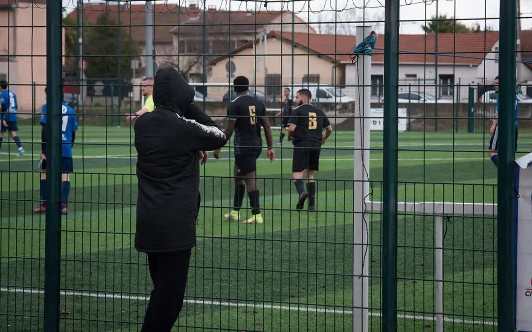 Conflitlive's tweet photo. Le football français est très populaire, accessible et riche de diversité ⚽🇫🇷
Il est aussi le reflet de la société. Mais comme dans tout groupe humain, quand une majorité impose ses codes, cela peut créer du communautarisme.

Qu’est-ce qui choque le plus aujourd’hui dans le football français ? 

#France #Menes #Torcy