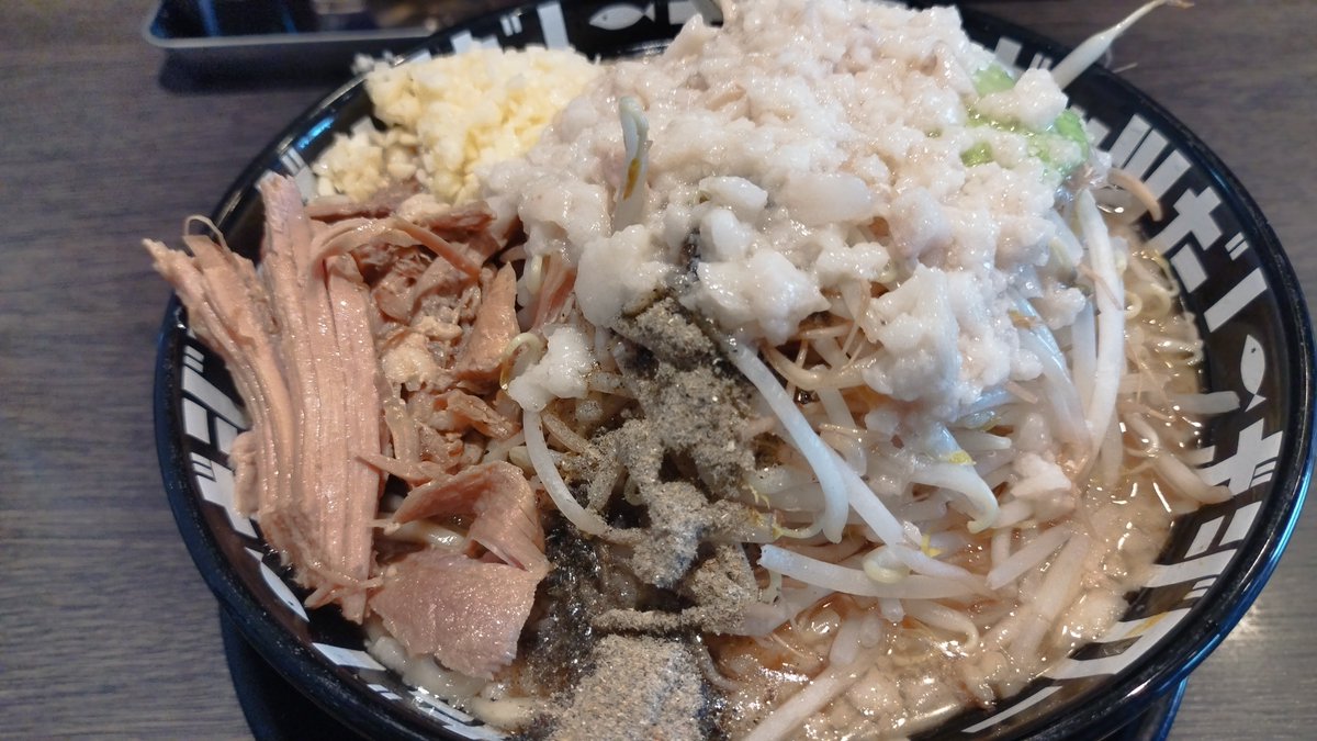 時々無性に食べたくなる、二郎系ラーメン。今日はニボジロー、油多め、ニンニク多め。