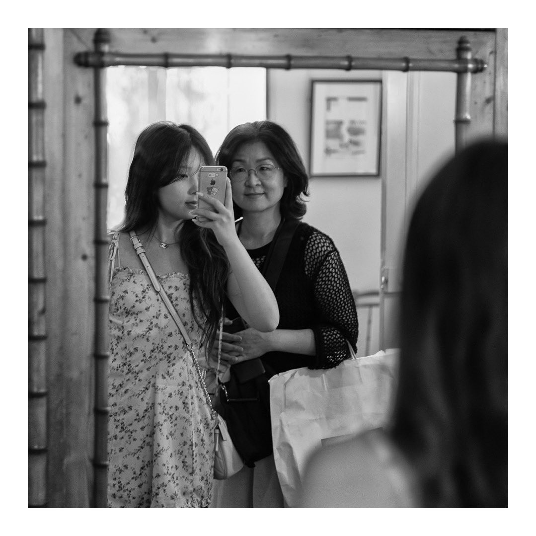 ian_hardacre's tweet photo. … Selfie time in Monet’s mirror
.
#streetphotography #monetsgarden #giverney #rfshooters #canoneosr5 #streetportrait #reflection #rf50mmf18stm #mono #monochrome https://t.co/CZgvKPVHBF