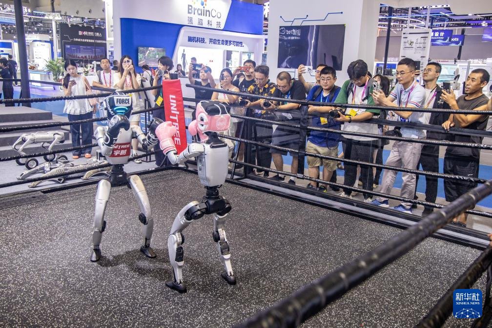 guojibu007's tweet image. 【2025世界智能产业博览会：600余家国内外龙头企业参会参展】2025世界智能产业博览会于9月5日至8日在重庆举行。本届博览会设置智能网联新能源汽车、数字城市、智能机器人、低空经济、智能居家5大专业板块，600余家国内外龙头企业参会参展，全方位展示3000余项新产品、新科技、新成果。来源：人民日报