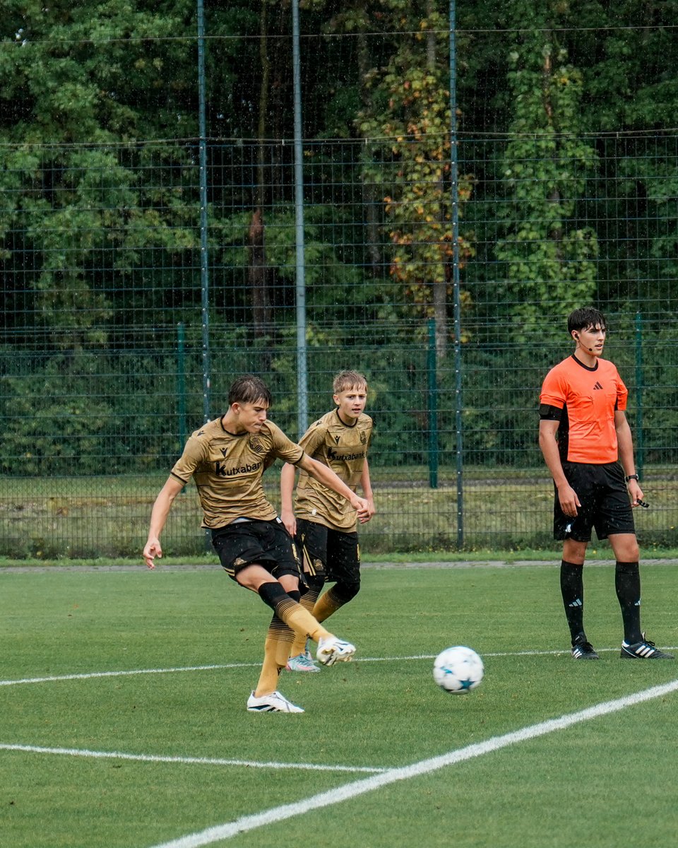 Titelverteidiger FC Porto gewinnt nach einer über die gesamte Spieldauer überzeugenden Leistung verdient mit 2:1 (0:0) gegen Inter Mailand.

Parallel muss sich der Liverpool FC nach einer torlosen ersten Halbzeit mit 0:1 gegen Real Sociedad geschlagen geben.

#U15EliteCup