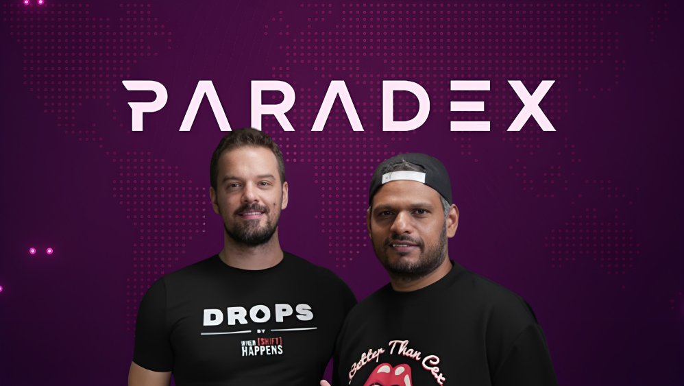 Paradex 배경 앞의 Anand Iyer와 진행자
