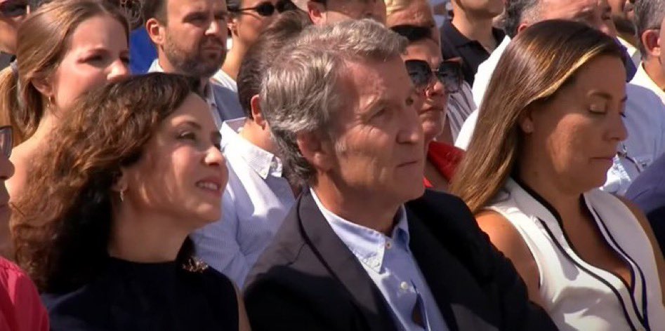 Feijóo deja vacía su silla al lado de jueces y fiscales para sentarse al lado de una imputada por corrupción Ana Millán y de la pareja que vive en el ático de un imputado por fraude fiscal.
El PP corrupto de siempre.