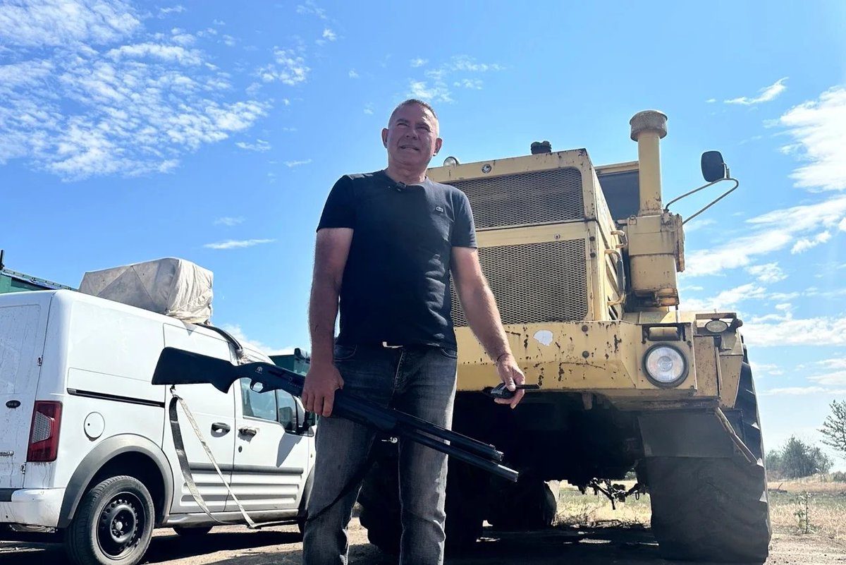 Колеги з Херсона пишуть, що фермера Олександра Гордієнка убили росіяни.
Це той, який після окупації разом з іншими фермерами шукав міни й снаряди у своїх полях, а потім взявся їх засіювати.
Людина, фото якої місяць тому завірусилося, бо він працював у полях із рушницею.