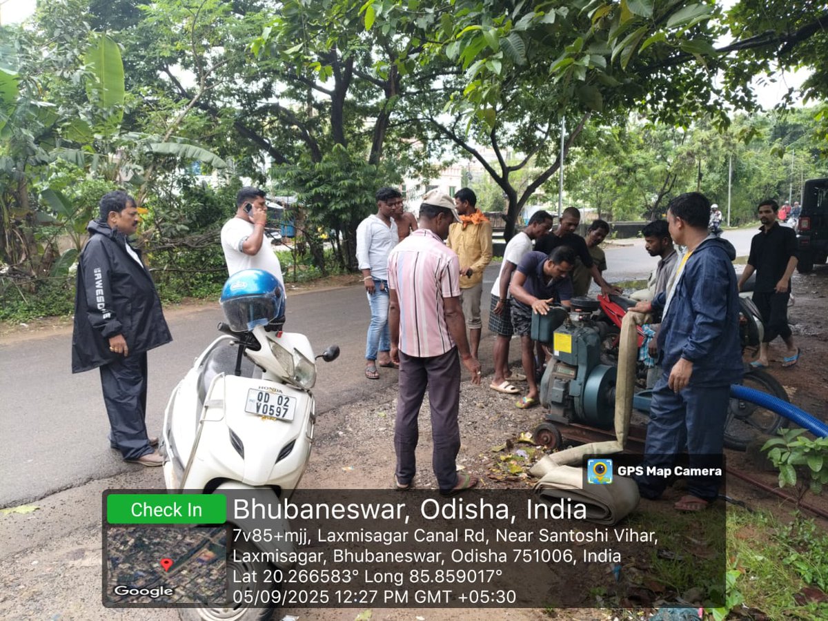 bmcbbsr's tweet photo. BMC on alert! Rapid Action Team on field, Emergency Control Room (1929) active 24x7. Pumps at Talashi Laxmisagar Syphon, Ward-43 and other low lyingareas. Report waterlogging complaints & let's keep Bhubaneswar safe! #BMC #MonsoonResponse #SafetyFirst #BMCInAction #UrbanFloodControl