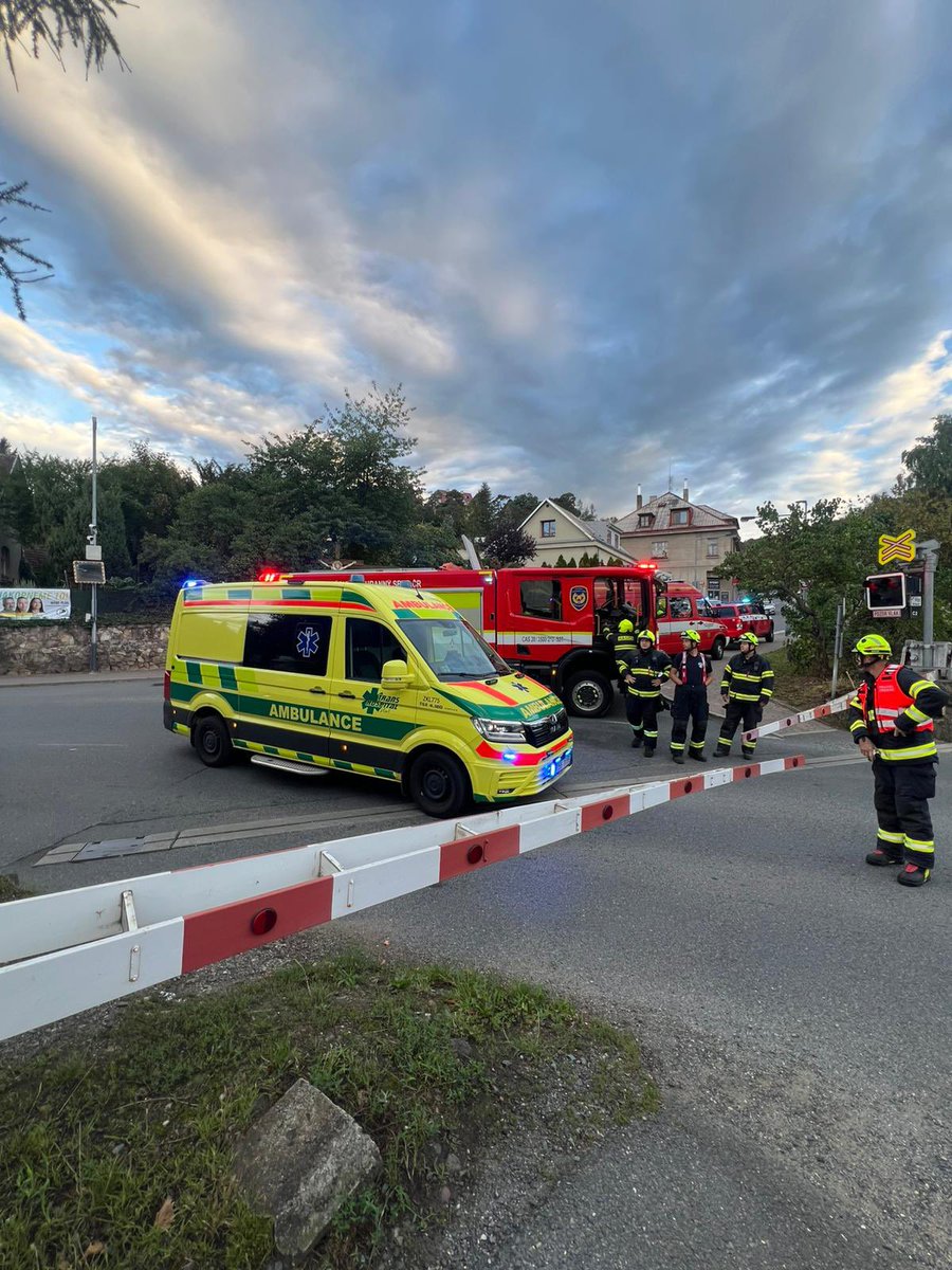 Muže středního věku srazil dnes ráno vlak na přejezdu v Černošicích. Pacient utrpěl zranění neslučitelná se životem a lékař mohl konstatovat již jen smrt. Jak k celé události došlo šetří Policie ČR.