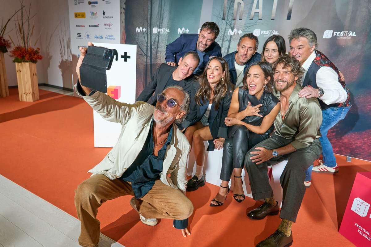 La primera parada de la nueva investigación de la detective Sara Campos es el #FesTVal de Vitoria. Así ha sido la jornada de presentación de #LaCazaIrati ✨

Serie completa ya disponible en Movistar Plus+.