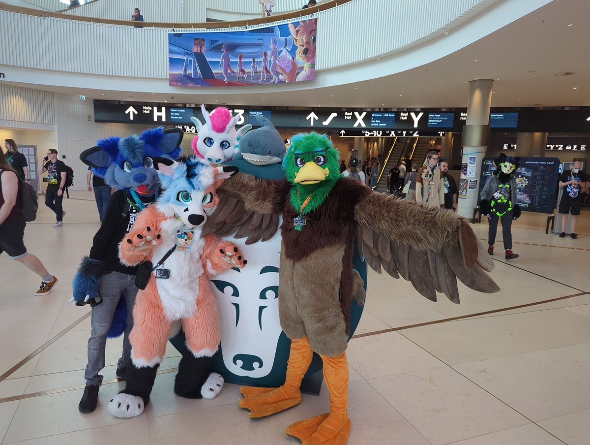 Happy Fursuit Friday from Eurofurence

📸 <a href="/Bl4ckPh03n1x/">Ægialeus</a>

#EF29 #FursuitFriday #Fursuit