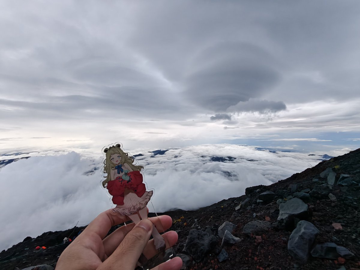 KiHezo's tweet photo. Mount Fuji ! (But we didn't go to the summit due to weathers :c)
#KumanuiMiel https://t.co/GyAV4j7KPP