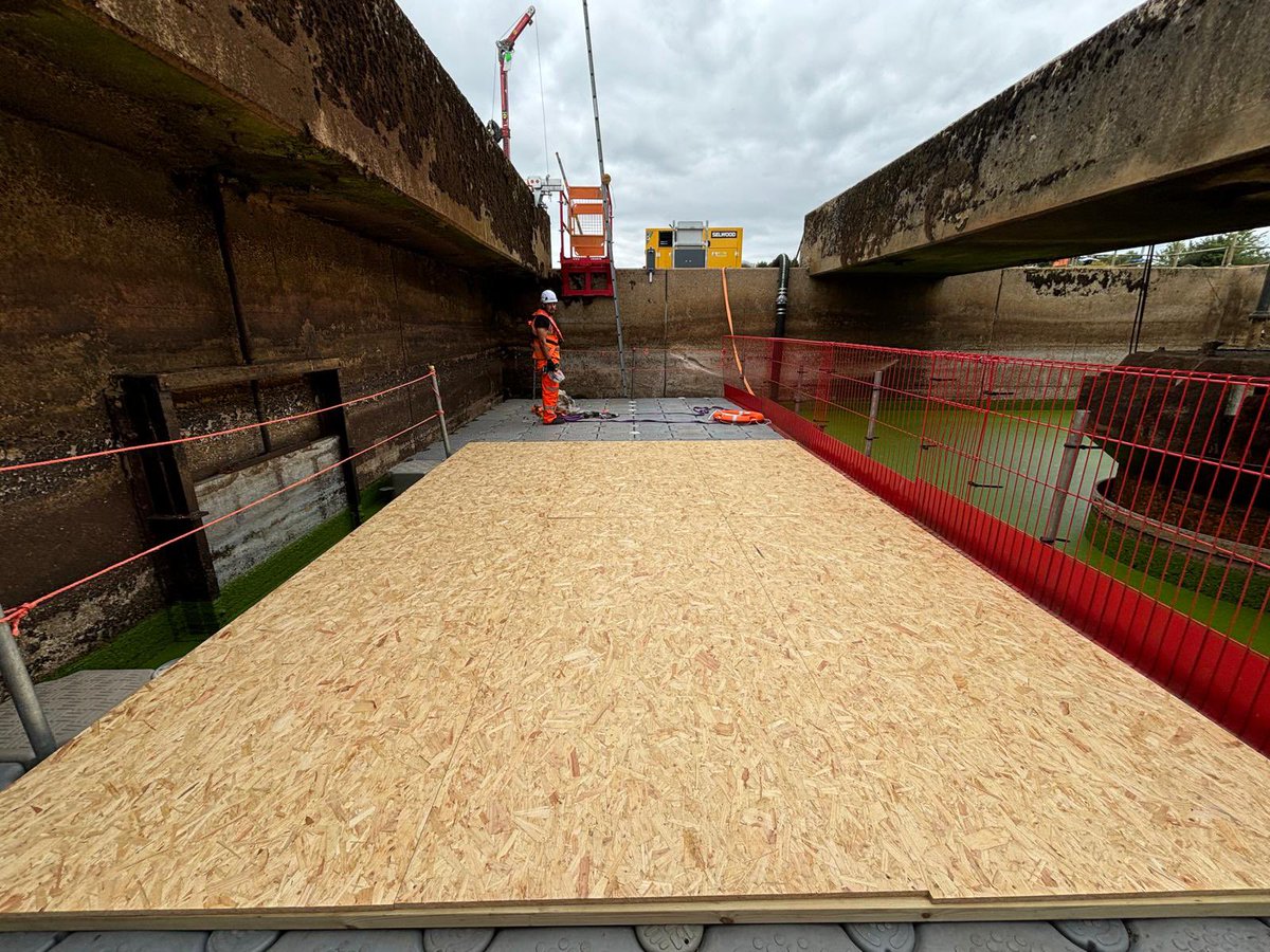 Access pontoons at Bury Water Treatment Works allowing our client access and work platforms for replacement of Penstock Gates. #pontoon #access #civils #civilengineering #WorkOnWater