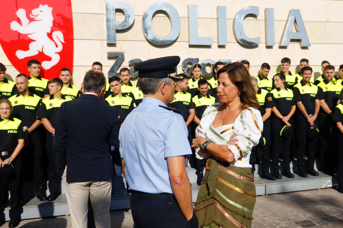 zaragoza_es's tweet photo. La alcaldesa @ChuecaNatalia ha presidido esta mañana en el Cuartel de La Paz de @policiazaragoza el acto de bienvenida a la nueva promoción de 104 jóvenes que comienzan su formación como agentes de nuestra Policía Local. La mayor incorporación a la plantilla policial desde hace 19 años. 
Completada su preparación, se incorporarán plenamente a la plantilla para reforzar la seguridad en las calles de Zaragoza.
¡Bienvenidos!