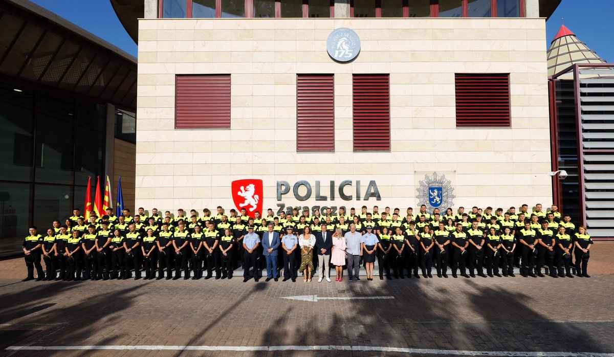 zaragoza_es's tweet photo. La alcaldesa @ChuecaNatalia ha presidido esta mañana en el Cuartel de La Paz de @policiazaragoza el acto de bienvenida a la nueva promoción de 104 jóvenes que comienzan su formación como agentes de nuestra Policía Local. La mayor incorporación a la plantilla policial desde hace 19 años. 
Completada su preparación, se incorporarán plenamente a la plantilla para reforzar la seguridad en las calles de Zaragoza.
¡Bienvenidos!