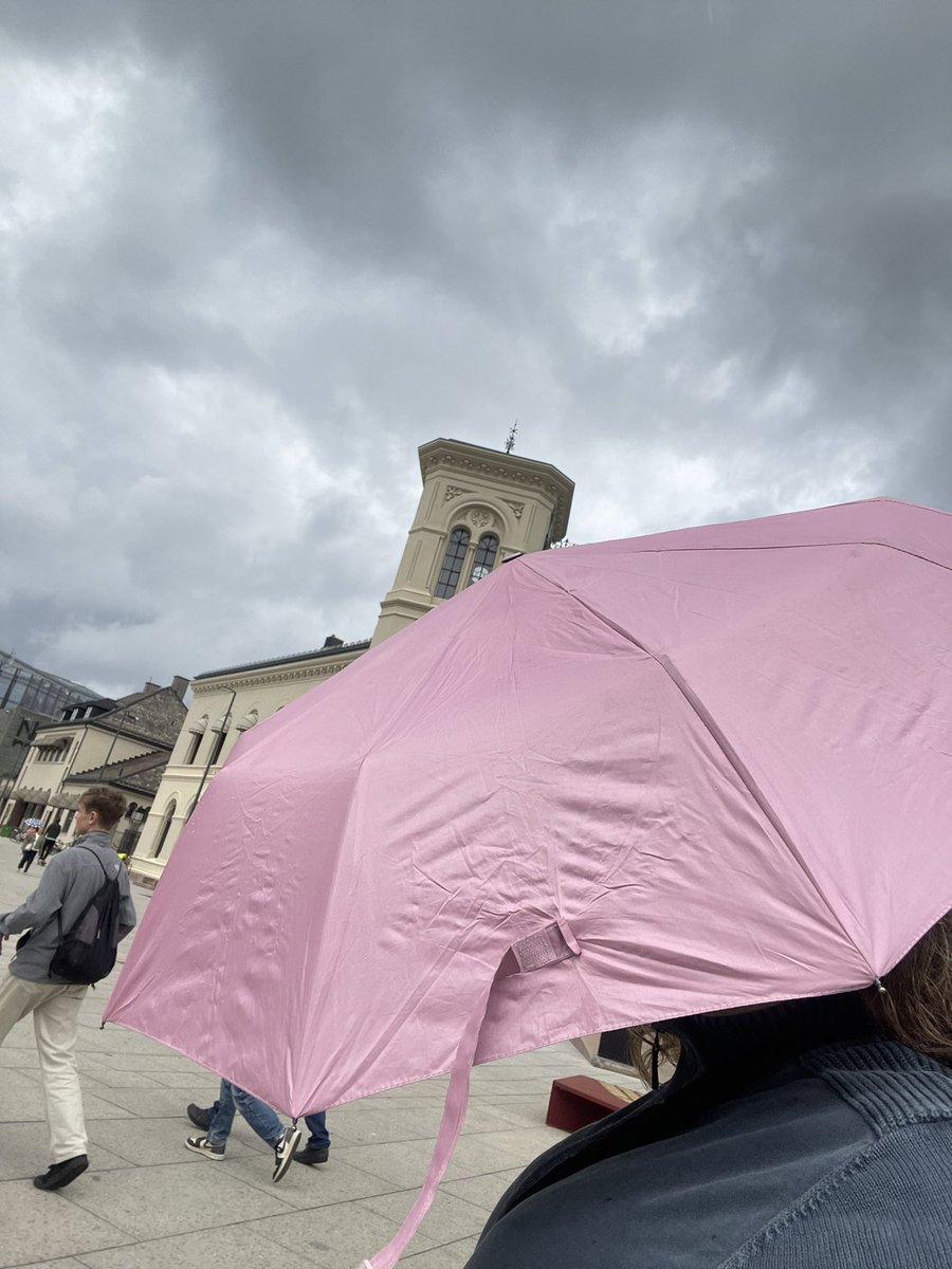 ChanelJBfan1's tweet photo. Me walking with my earphones in, listening to SWAG 2 with my umbrella matching the album. I’m on BAD HONEY💗💞💓 #Jb8 #SWAG2 https://t.co/6nzuNfXaAy