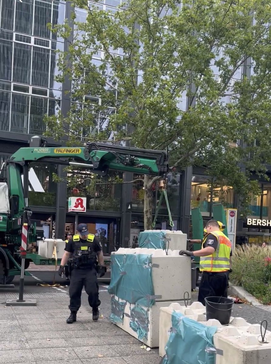 Während Graffitis und Schmierereien in Berlin vollkommen selbstverständlich an jeder Hausfassade prangen, rücken jetzt gleich vier Polizisten an, um ein merkelkritisches Graffiti am Breitscheidplatz, das die Ex-Kanzlerin mit blutigen Händen zeigt, mit Müllsäcken  (😸) abzukleben.