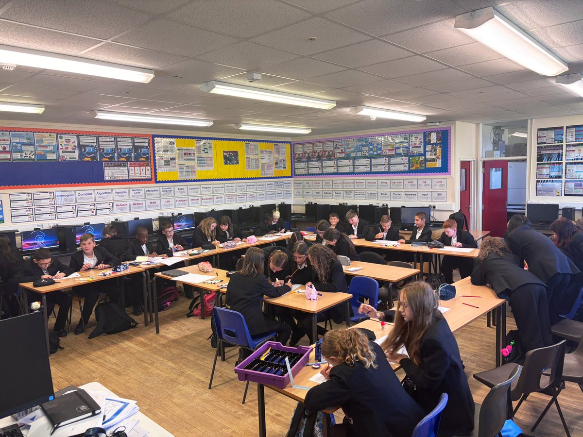 BCA_Computing's tweet image. 7N Working on networks in their first Computer Science lesson of Year 7. #digitalawareness #collaboration