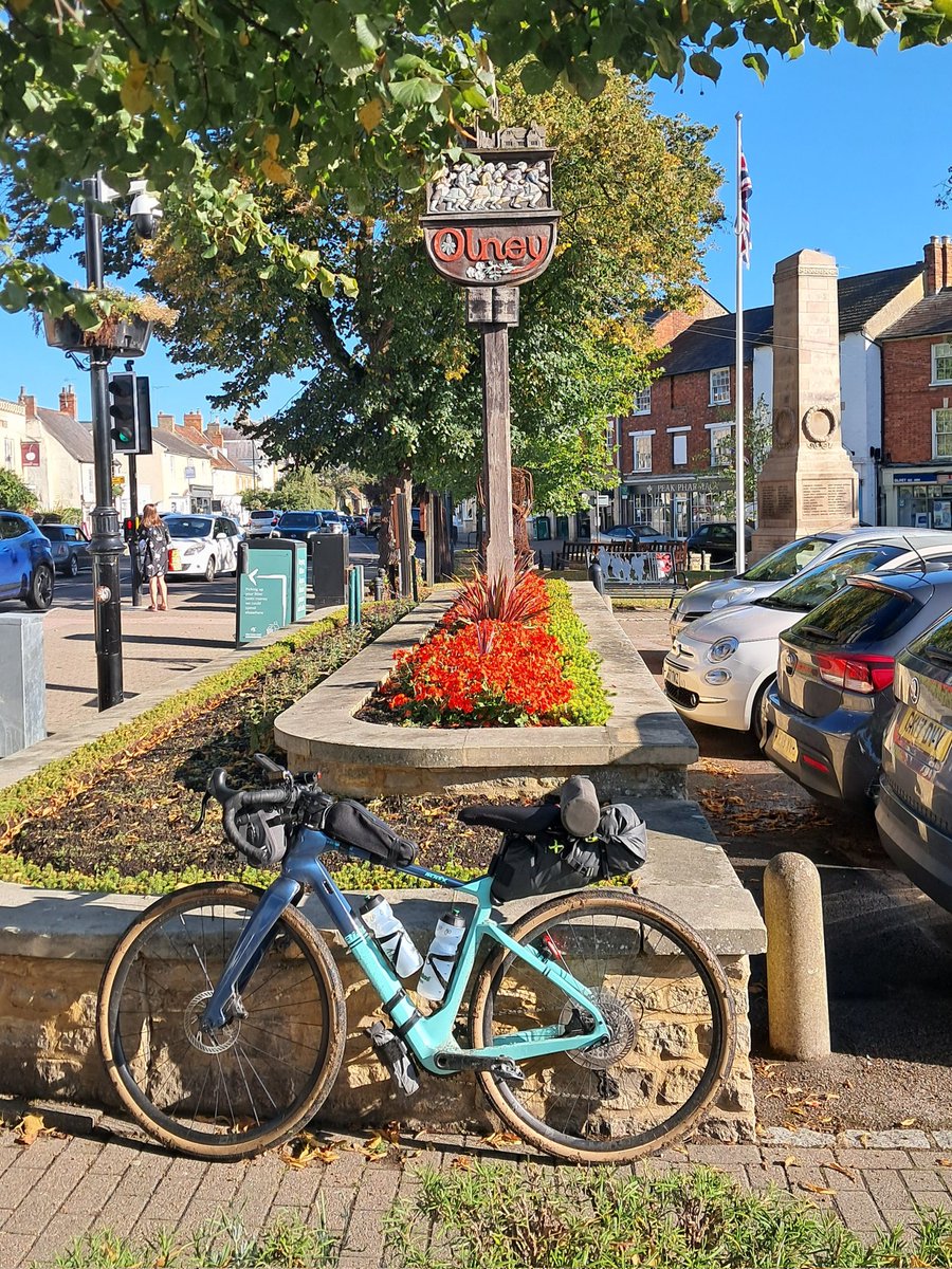 CB_cycles's tweet photo. One can't live on berries alone, so breakfast this morning is in Olney. Getting here though was let's say, interesting! ☕️🥓😋🚴‍♂️💩🤔 #Olney #OlneyFans #TOBtour #TourofBritain #cycling #bikepacking https://t.co/UZ1boIgA7y