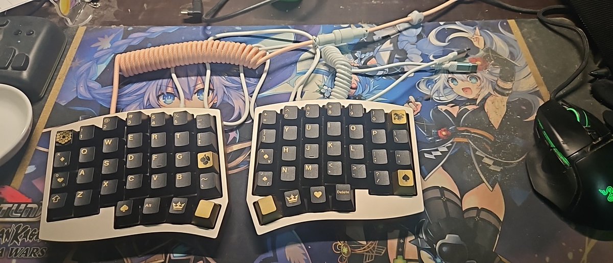 Accelsharp's tweet image. Done!

Will probably replace certain keycaps and cable with a more fitting colour, the short coiled cable unplugged there has too long of a length before the coil for my liking.