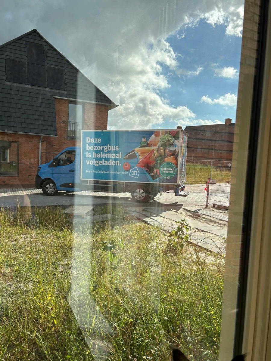 KrezzyNL's tweet photo. @albertheijn Jullie bezorger is zojuist bij een van onze buren geweest, en vond het handig om op onze oprit te keren. Hierdoor is onze hele oprit en stoepje scheef komen te liggen... https://t.co/7xWc0vDVYq
