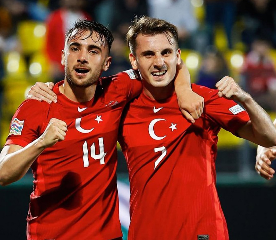Futboldaki bu nefret ortamından uzaklaşmanın en güzel yollarından biri, şu fotoğrafı hem FB hem de GS sosyal medyalarının paylaşması olabilirdi. Biliyorum fazla ütopik bir şey istiyorum.