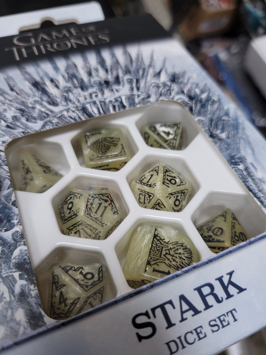 Ya tenemos los dados de <a href="/Unusualdice/">Q Workshop</a> de Juego de Tonos! Set de 8 dados de rol (incluye d4 redondo y piramidal) y sets de d6. Y son muchos más bonitos que en las fotos de ínternet, por eso las saco de cerca!
Cuál es la que más odiais y la que más os gusta?
atlanticajuegos.com/es/8011974-set…