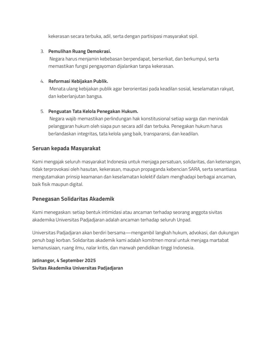 Membaca isi maklumat dan kehadiran seluruh elemen civitas academica mulai dari mahasiswa, dosen, tendik, alumni, sampai rektor, gw ikut bangga sebagai alumni. Kampus negeri loh ini. Nu hade moal eleh, nu bener moal kalah!