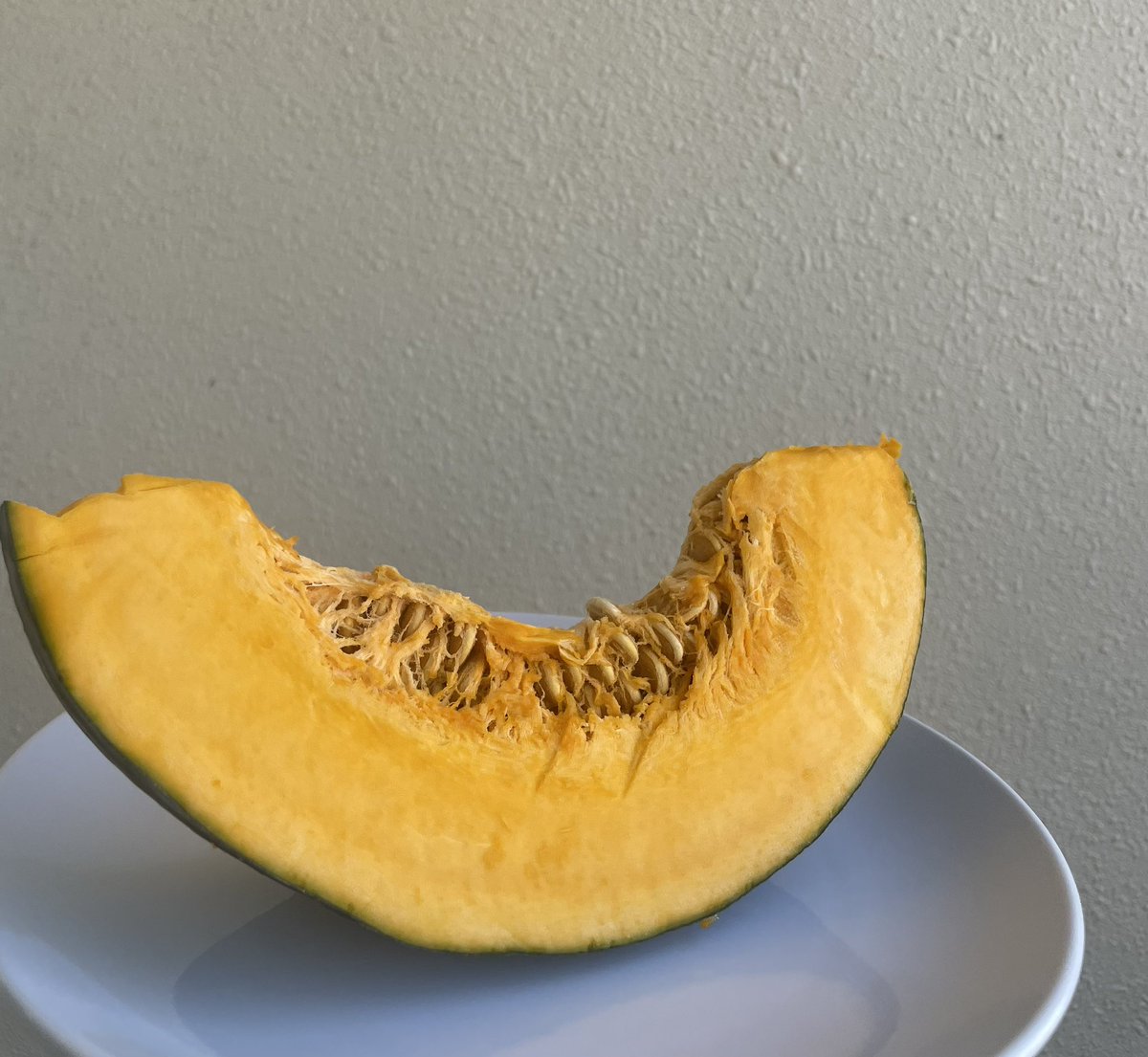 notoyasaishinko's tweet photo. スイカみたいなかぼちゃ発見❓🎃🍉 ……でも実は、本来こんな形じゃないんです😂  畑でのびのび育ってたら、こんなユニークな姿に！ 見た目はスイカ、中身はしっかりかぼちゃ✨ほっこり甘くて美味しいですよ😋  #能登野菜 #能登かぼちゃ https://t.co/Oi6HVv7zG6