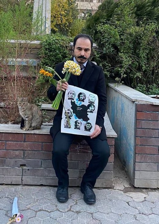 هر موقع فکرهای منفی میاد تو ذهنم که چرا خوشحال نیستم به این فکر میکنم که #حسین_رونقی به خاطر امید خدشه ناپذیرش به ما، هموطن‌هاش، تو زندانه و سه روزه لب به غذا نزده.
حسین از ما قطع امید نکرد که من بکنم.