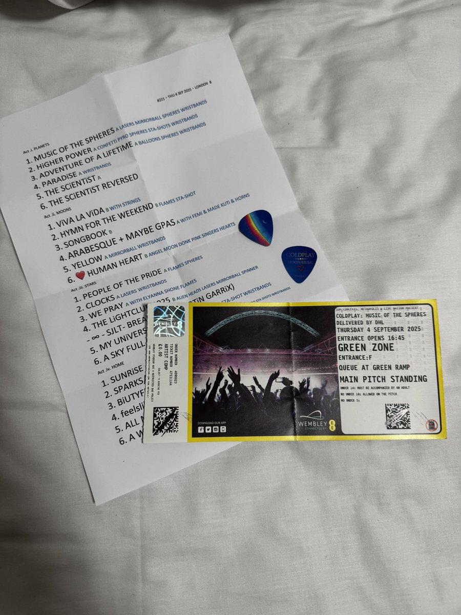 LuizferFaria's tweet image. Coldplay’s crew are amazing. They managed to get me the setlist before the concert (I went CRAZY and had to keep quiet), two guitar pics (one for me and other for @jogofrioo).

And people around me and security sang Happy Birthday twice, lots of hugs and love.

SUCH A NIGHT!