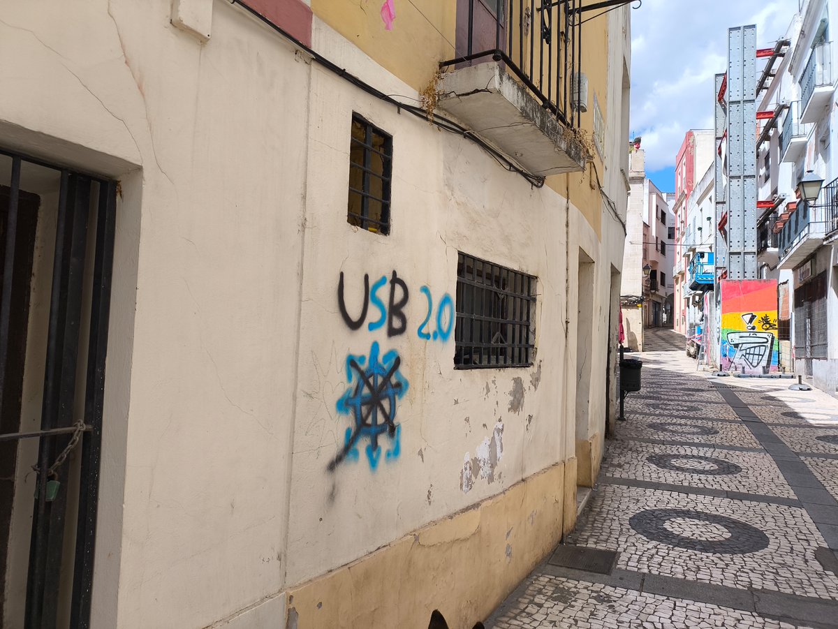 SOSCABadajoz's tweet photo. Esta es la cara que ofrece nuestro barrio, @BarreraGragera Y nosotros sin cámaras del VAR #asquerosanormalidad https://t.co/NnjslzRV4V