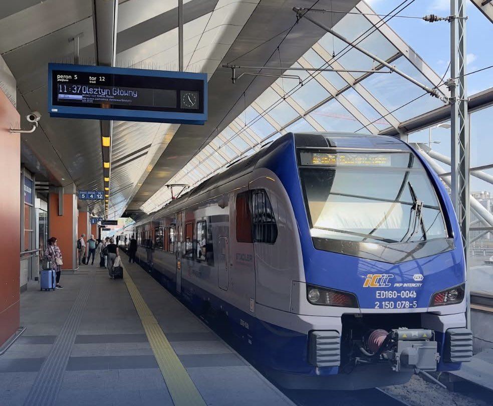 HALLONSA's tweet photo. Allt fler åker tåg i Polen. 26 miljoner resor med järnväg i Polen under semestermånaderna. Bara den statliga tågoperatören PKP har i år 514 tågset igång dagligen, 60 fler än ifjol. Allt fler linjer går också till utlandet.
Inte konstigt att 475 miljarder läggs på renovering och utbyggnad.