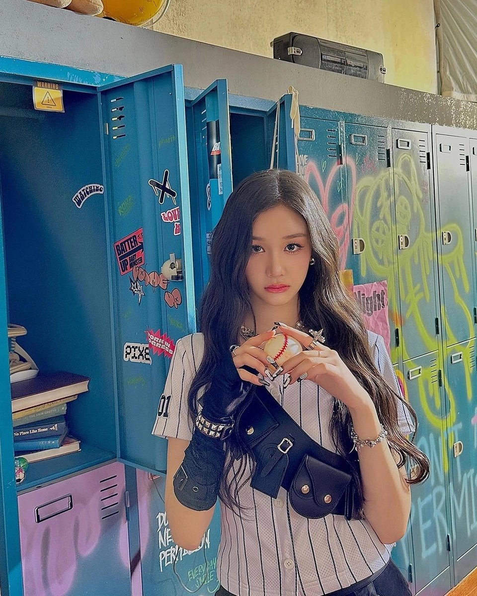 i07monsters's tweet image. 𝐀unque en un mood melancólico mantengo mi humildad intacta ♡💭 cosas que solo niñas bonitas podrían presumir, porque con #𝟘𝟑ː其不·𝟘𝟗 de fondo ando haciéndome el skincare para empezar a quitarme las malas vibras que he estado cargando en el día.💎

m𝕚ss ᥀ ✴︎ ' #bu͟nn𝕚ǝ!