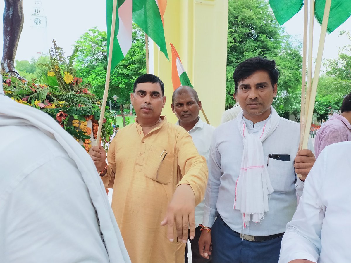 "शिक्षा मंदिर के हम दीपक हैं,
हमें बुझाकर अंधेरा मत करिए।"
<a href="/narendramodi/">Narendra Modi</a> <a href="/dpradhanbjp/">Dharmendra Pradhan</a> <a href="/PMOIndia/">PMO India</a> <a href="/jagdambikapalmp/">Jagdambika Pal</a> <a href="/myogiadityanath/">Yogi Adityanath</a> <a href="/brajeshpathakup/">Brajesh Pathak</a> <a href="/kpmaurya1/">Keshav Prasad Maurya</a> <a href="/harishkumaUPPSS/">Harish Kumar</a>
#काला_क़ानून_वापस_लो