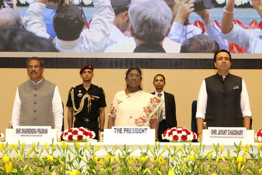 jayantrld's tweet image. #NationalTeachersAward2025 पर महामहिम राष्ट्रपति, @rashtrapatibhvn के सान्निध्य में सम्मानित शिक्षकों को नमन। 🙏
डॉ. सर्वपल्ली राधाकृष्णन और माता सावित्रीबाई फुले के आदर्श हमें सदैव प्रेरित करते हैं।
शिक्षक ही स्कूल, स्किल और उच्च शिक्षा के आधार स्तंभ हैं।
माननीय @dpradhanbjp…