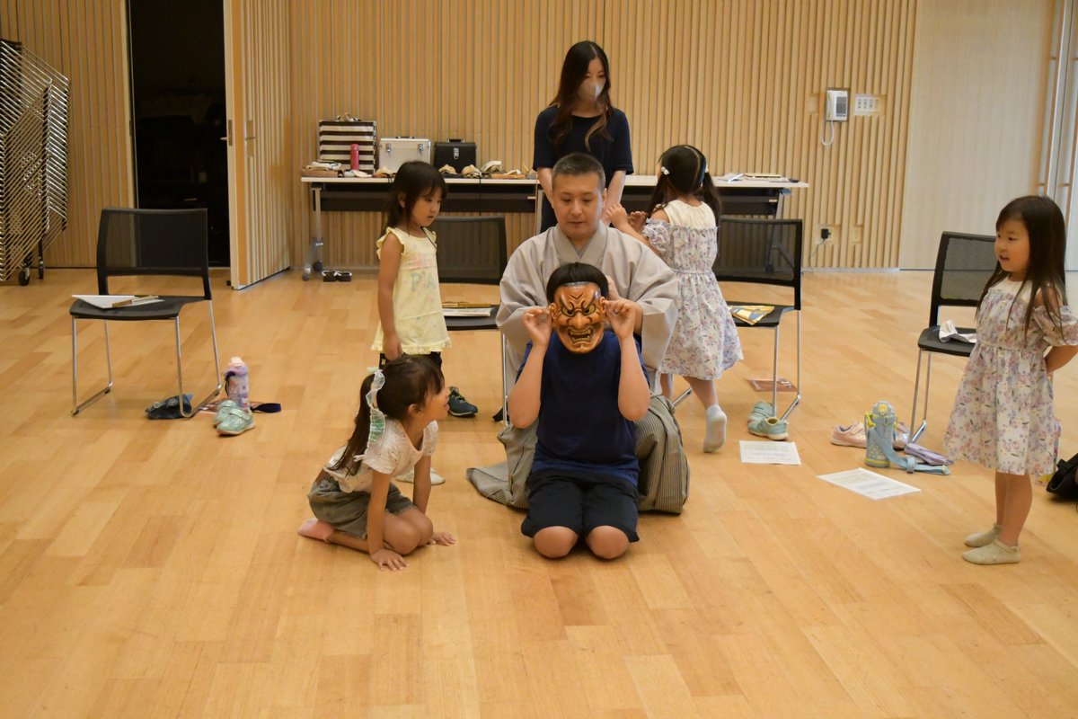Taka63296's tweet photo. 「能楽親子体験教室」でどんなお稽古をしているの？
というお問い合わせをいただきました。
本年同教室を高崎開催した時のお稽古風景を少し載せます。
謡と仕舞のお稽古風景と能面体験をしているところです。 https://t.co/AhkoS2ECsj