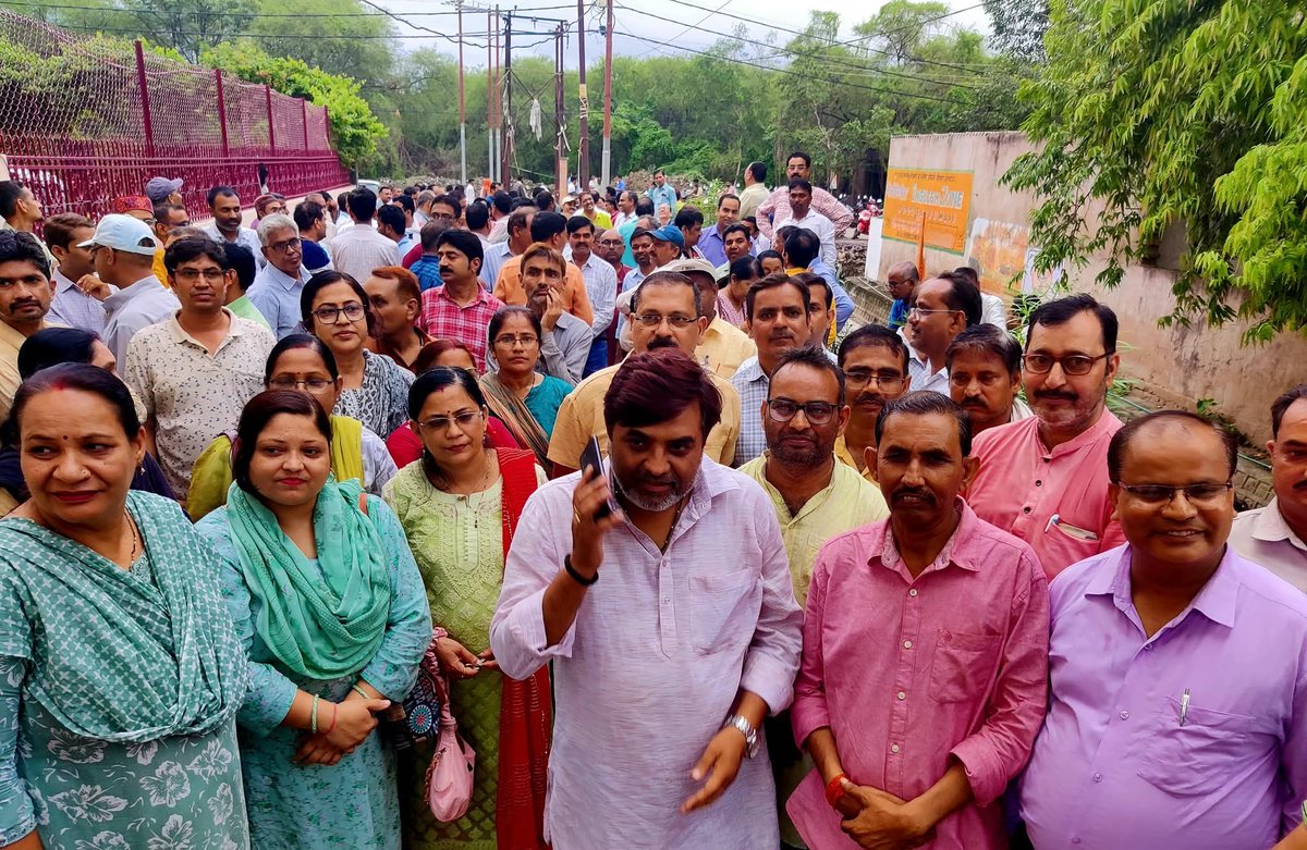"शिक्षा मंदिर के हम दीपक हैं,
हमें बुझाकर अंधेरा मत करिए।"
<a href="/narendramodi/">Narendra Modi</a> <a href="/dpradhanbjp/">Dharmendra Pradhan</a> <a href="/PMOIndia/">PMO India</a> <a href="/jagdambikapalmp/">Jagdambika Pal</a> <a href="/myogiadityanath/">Yogi Adityanath</a> <a href="/brajeshpathakup/">Brajesh Pathak</a> <a href="/kpmaurya1/">Keshav Prasad Maurya</a> <a href="/ashutoshUPPSS/">Ashutosh Tripathi</a>
@dcsharmauppss
#काला_क़ानून_वापस_लो