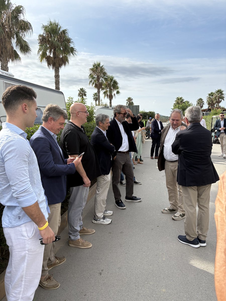 Comencem l'acte de presentació del projecte SMARTCAMP amb l'arribada del Ministre d'Indústria i Turisme (<a href="/minturgob/">Ministerio de Industria y Turismo</a>), <a href="/jordihereub/">Jordi Hereu</a> a <a href="/laballenaalegre/">Ballena Alegre</a>.