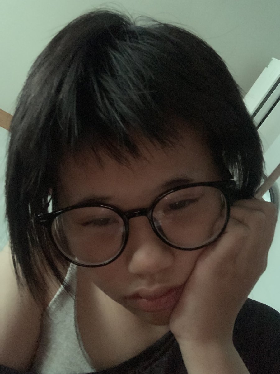 Con bé này làm phiền mọi ng, nó rạch tay, nó uống thuốc an thần làm mọi ng lo lắng và hàng đống tiền viện phí cho nó. Từ đầu nó k nên sinh ra để làm phiền mọi ng đến v. Nó phiền nhưng nó hối hận… nhưng r rồi sao? Chẳng thay đổi những thứ ăn sâu vào máu r