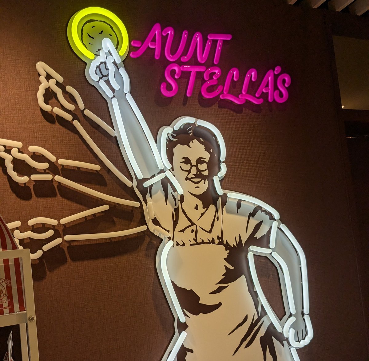 ステラおばさんのクッキーの「ステラ」はラテン語で「星 (stella)」という意味 なので（英語interstellar「星間の」の後半、またフランス語étoile「星」の元）、ステラおばさんは日本語にすると「星子」になると思います。