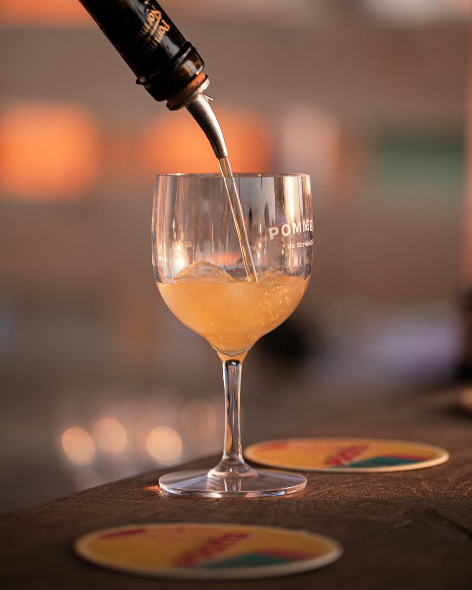 🤫 Longtemps, ce nectar n’a existé que dans l’intimité des foyers normands. 

Dès le XVIᵉ siècle, on y pratiquait le « mutage » : une touche de Calvados ajoutée au jus de pomme, pour l’empêcher de fermenter