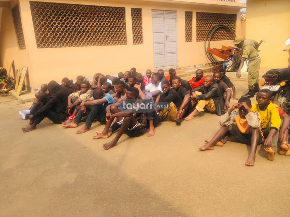 TayariWestTV's tweet photo. Rwizi Region Police spokesperson SP  @RwijaeSamson has confirmed the arrest of 38 people in connection with recent insecurities in Mbarara City. Among them are 13 suspects from Mbarara operating in Greater Bushenyi, Greater Kigezi, and Greater Masaka. 

📸: @suethereporter

#TayariWestUpdates