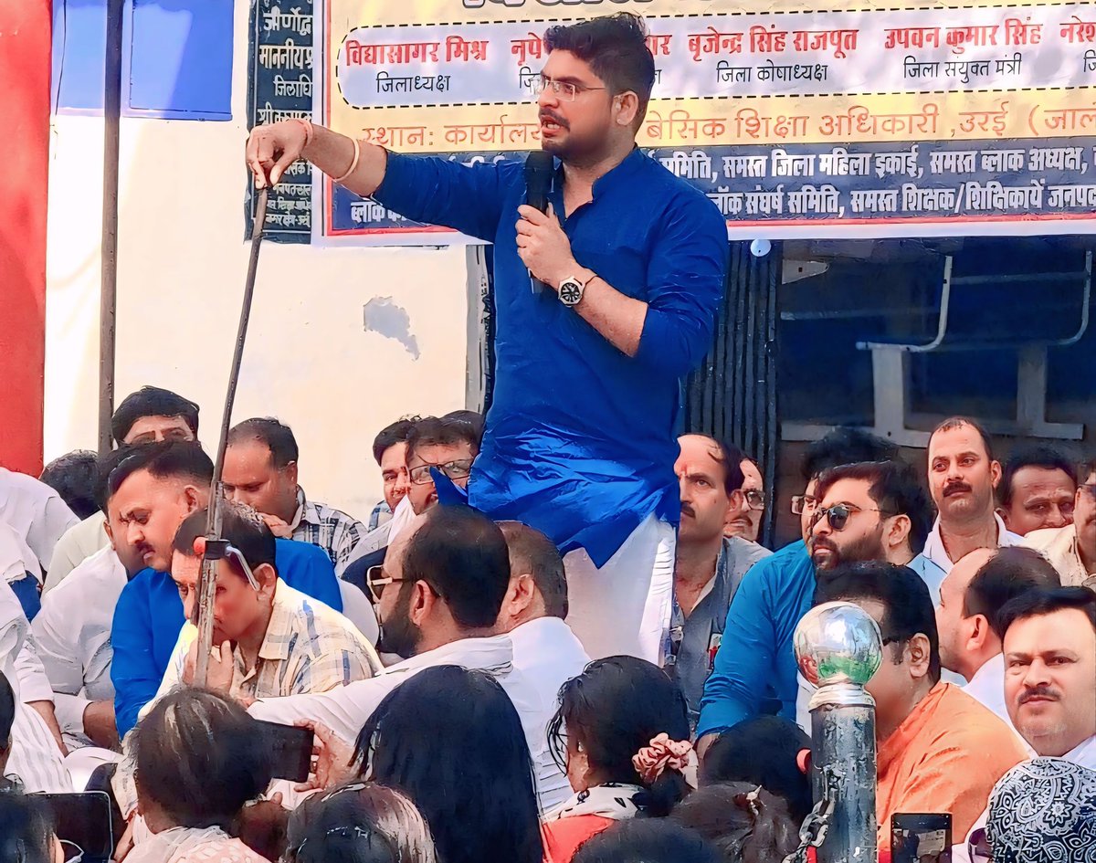 शर्ट पर लगी वो 'कलम' सिर्फ़ सजावटी आभूषण है अगर उसकी साहसिक स्याही से 'कर्तव्य बोध' के साथ 'अधिकार' न लिखा जाए!
                  ~ विपिन बिहारी

#काला_कानून_वापस_लो