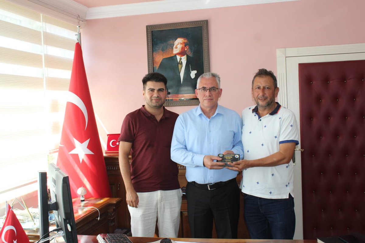 Çubuk Ticaret Borsası Başkanı Murat ŞAN, TOBB tarafından hazırlanan hediye çeklerini İlçe Milli Eğitim Müdürümüz İlhan ERANIL’a teslim ederek yeni eğitim-öğretim yılının hayırlı olmasını diledi.