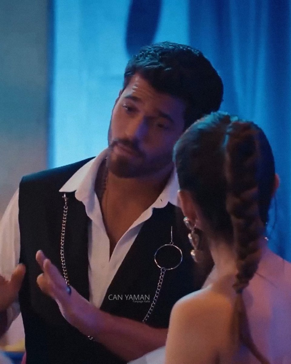 Ünal: Sì, ognuno deve seguire la propria strada. Noi ci facciamo da parte.
Özgür: Ünal, grazie di cuore per essere venuto e per essere qui con noi. Dimmi, mi vuoi bene?
Ünal: Sì, ormai ti voglio bene.
Özgür: Signora Nevin, volevo chiederle una cosa. Prima a lei, per avere il suo