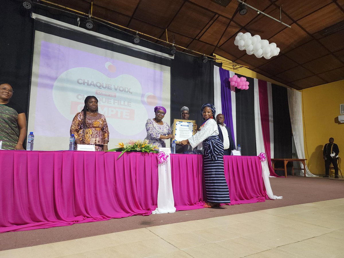 Faouzia (YP Sokodé) a présenté les doléances des filles au #ForumJeunesFilles : 👉 Organisation systématique du forum chaque année 👉 Application effective de la loi n°2022-020 contre les violences sexuelles en milieu scolaire #GirlsLead #YouthVoices #FNJF2025