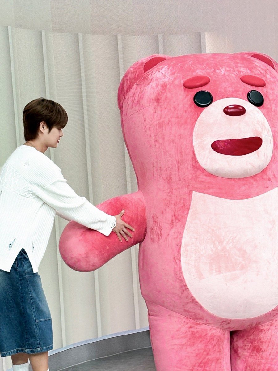AB6IX_MEMBERS's tweet photo. 벨리곰 안에 인간이 있을까…? https://t.co/p7J3Dovn3S