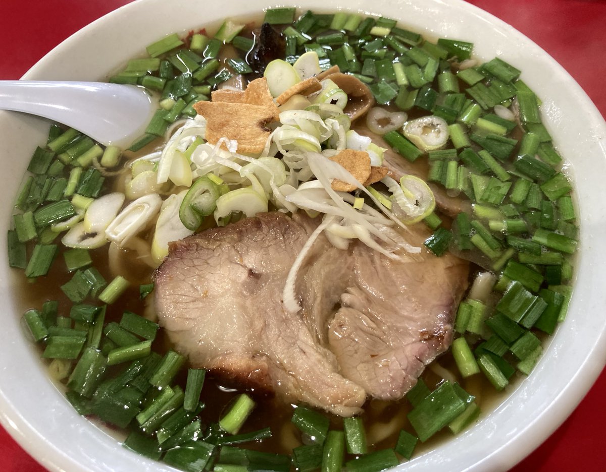 一品香　駒生店　宇都宮市宝木
ラーメン　ニラトッピング
コンセーレに通うのもあと二ヶ月。
それ以降行かないと思うので再度、一品香。昔ながらの醤油ラーメンの太麺。
チャーシューは縁が赤い。
平日から並んでますね。なぜ？
美味しいからです。